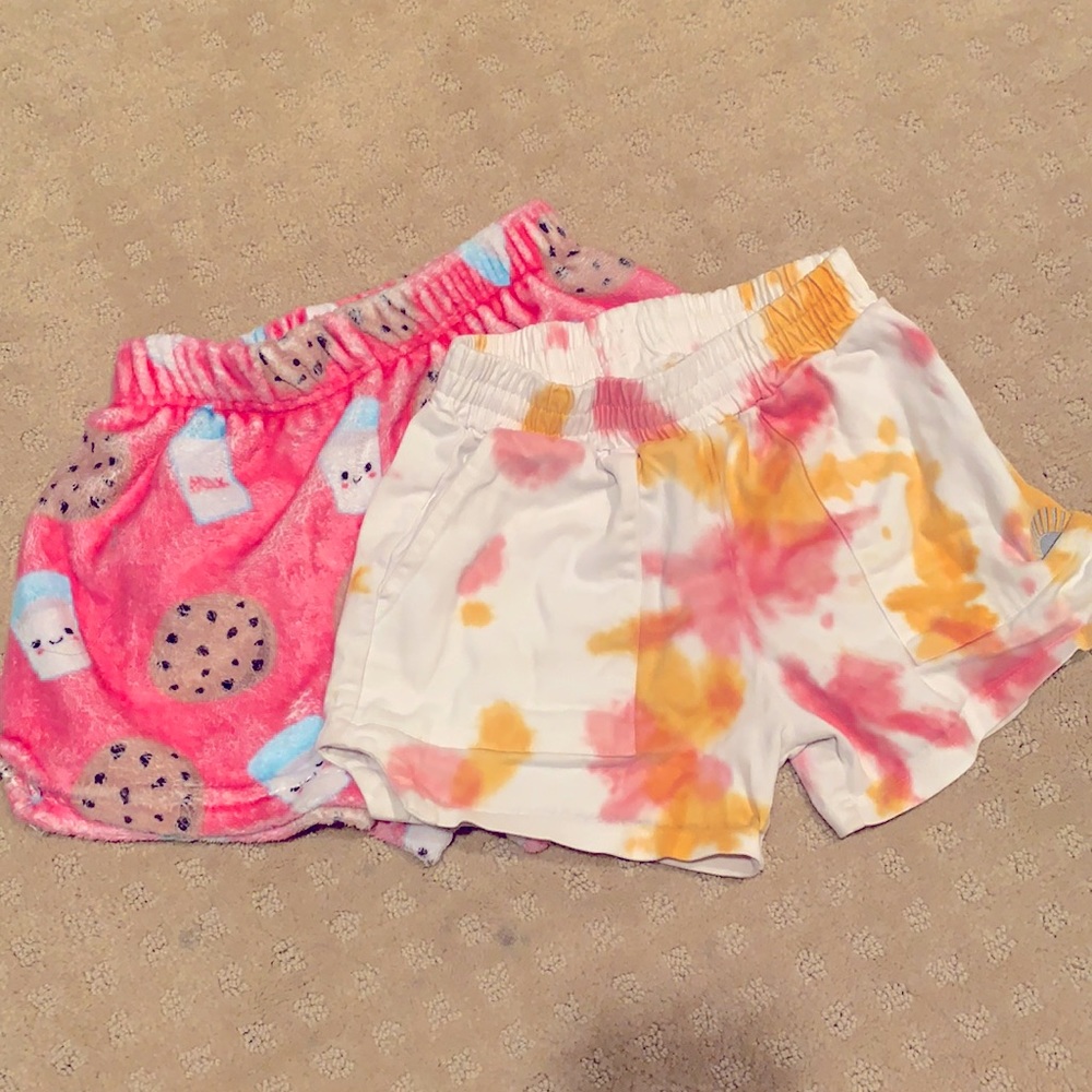 Lot of 2 Shorts Tie dyed & cookie Milk in size 6